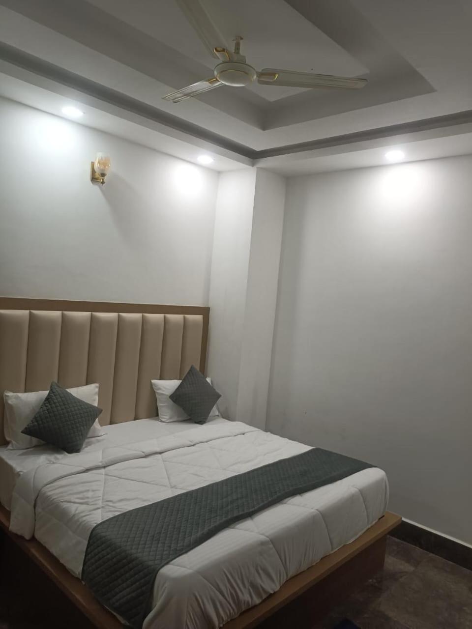 Hotel Golden Door Mathura Eksteriør bilde