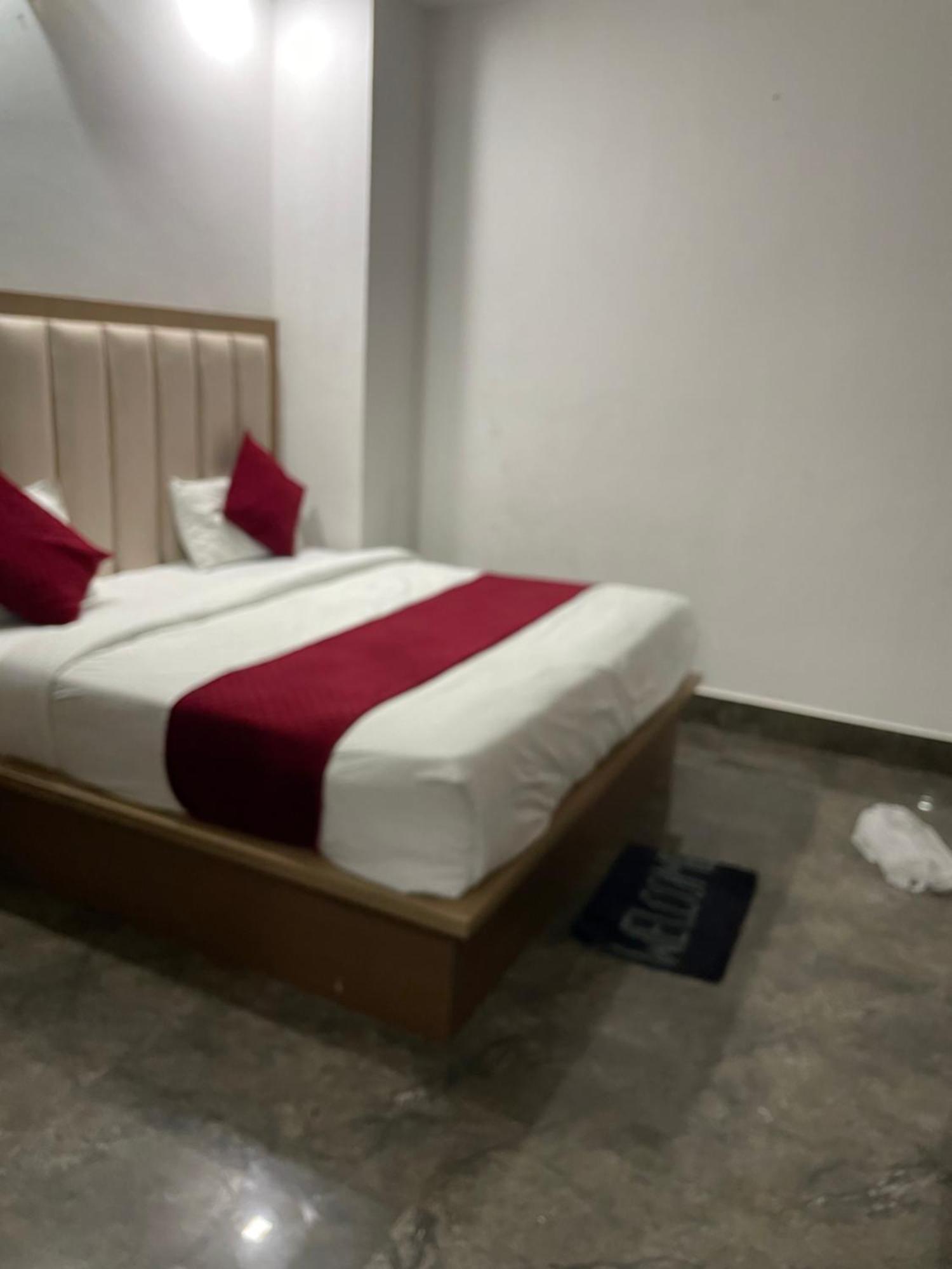Hotel Golden Door Mathura Eksteriør bilde